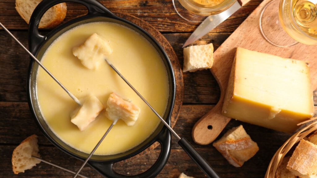 Photo - Cloche à fromage cheese fonduefrench gastronomy picture id864316104 cheese fonduefrench gastronomy picture id864316104